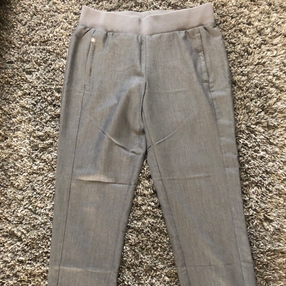 FIGS scrub pants in GRAPHITE. Unsure of style